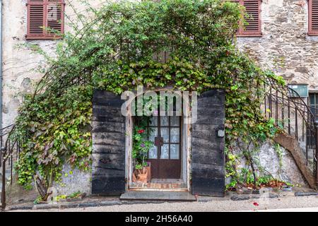 Ein Dorfhaus in Le Garde-Freinet, Var, Cote d'Azur, Frankreich. Stockfoto