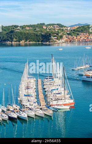 San Terenzo Dorf und der Hafen von Lerici mit vielen Segelbooten vertäut. Ferienorte an der Küste des Golfs von La Spezia, Ligurien, Italien, Europa. Stockfoto