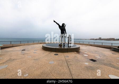 Statue des Erzengels Raphael im Regen, Jardin Bonaparte, Saint Raphael, Cote d'Azur, Frankreich. Stockfoto