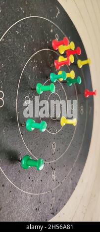Ein Ziel im Geschäft zu erreichen. Ziel mit farbigen Pins Stockfoto