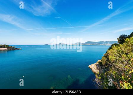 Golf von La Spezia und schöne Bucht mit Meereslandschaft vor der Stadt Lerici, Ligurien, Italien, Europa. Am Horizont die kleine Stadt Porto Venere. Stockfoto