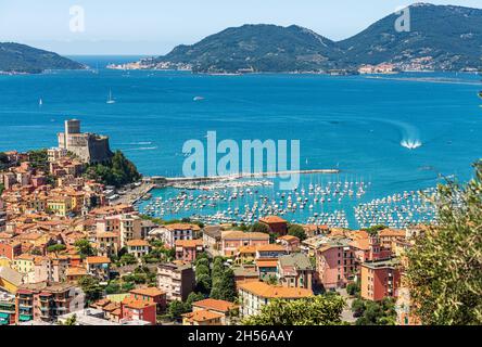 Stadtbild von Lerici und dem Porto Venere, Ferienorte an der Küste des Golfs von La Spezia, Mittelmeer, Ligurien, Italien, Südeuropa. Stockfoto