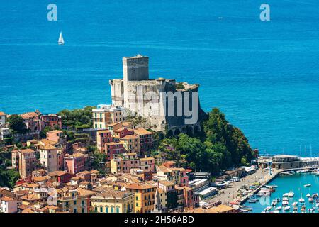 Stadtbild von Lerici mit der antiken Burg (1152-1555). Touristenort an der Küste des Golfs von La Spezia, Mittelmeer, Ligurien, Italien, Europa. Stockfoto