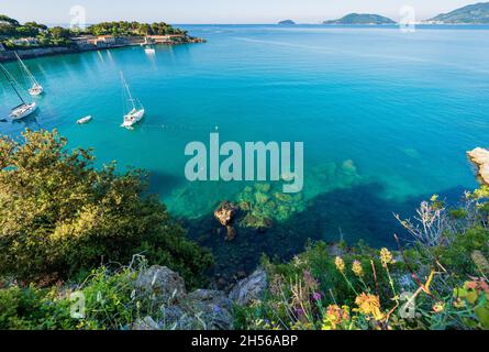 Schöne Bucht und Seestücke vor der Stadt Lerici, Golf von La Spezia, Ligurien, Italien, Südeuropa. Am Horizont die kleine Stadt Porto Venere. Stockfoto