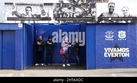 Liverpool, Großbritannien. November 2021. Fans essen vor dem Premier League-Spiel im Goodison Park, Liverpool, zu Abend. Bildnachweis sollte lauten: Darren Staples/Sportimage Credit: Sportimage/Alamy Live News Credit: Sportimage/Alamy Live News Stockfoto