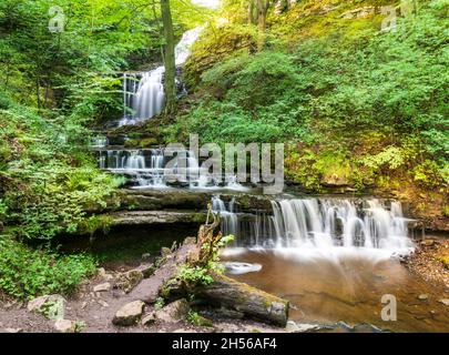 Langzeitaufnahme des Scaleber Force Wasserfalls in North Yorkshire Stockfoto
