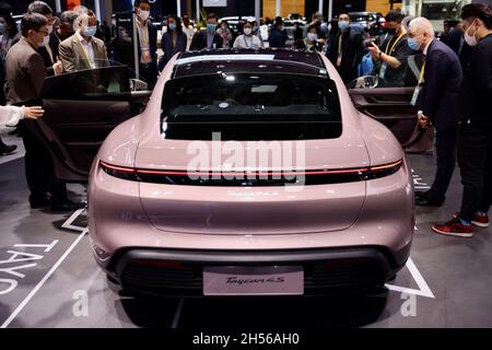 Shanghai. November 2021. Besucher sehen ein Porsche Taycan 4S Elektroauto auf dem Automobilausstellungsgelände der 4. China International Import Expo (CIIE) im ostchinesischen Shanghai, 7. November 2021. Quelle: Hou Dongtao/Xinhua/Alamy Live News Stockfoto