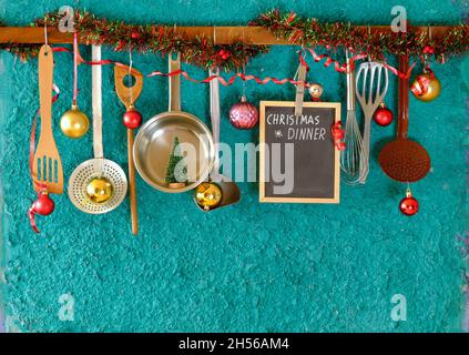 Tafel mit weihnachtsmenü und Küchenutensilien, kostenloser Kopierplatz Stockfoto