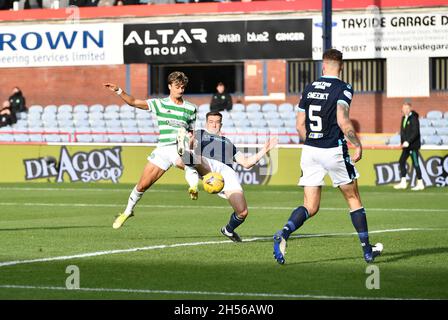 Joao Pedro Jota (links) von Celtic erzielt beim Cinch Premiership-Spiel im Kilmac Stadium, Dundee, das dritte Tor des Spiels ihrer Mannschaft. Bilddatum: Sonntag, 7. November 2021. Stockfoto