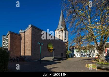 Deutschland, Langenfeld (Rheinland), Bergisches Land, Niederbergisches Land, Niederberg, Rheinland, Nordrhein-Westfalen, NRW, Langenfeld-Richrath, katholische Pfarrkirche St. Martinus auch St. Martin genannt, Kirchturm aus dem Mittelalter, Romanik, Kirchenschiff mit dem Kunstobjekt 'Weltenspiegel' von Horst Glaesker und Kreuz der ehemaligen Piuskirche Stockfoto