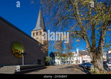 Deutschland, Langenfeld (Rheinland), Bergisches Land, Niederbergisches Land, Niederberg, Rheinland, Nordrhein-Westfalen, NRW, Langenfeld-Richrath, katholische Pfarrkirche St. Martinus auch St. Martin genannt, Kirchturm aus dem Mittelalter, Romanik, Kirchenschiff mit dem Kunstobjekt 'Weltenspiegel' von Horst Glaesker und Kreuz der ehemaligen Piuskirche Stockfoto