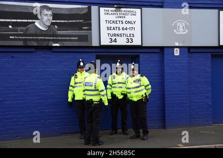 Liverpool, Großbritannien. November 2021. Vor dem Spiel der Premier League im Goodison Park, Liverpool, wartet die Polizei vor dem Stadion. Bildnachweis sollte lauten: Darren Staples/Sportimage Credit: Sportimage/Alamy Live News Credit: Sportimage/Alamy Live News Stockfoto