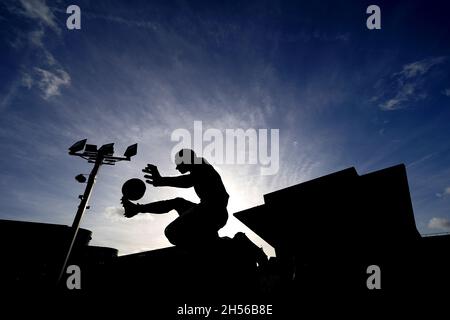 Eine allgemeine Ansicht der Dennis Bergkamp-Statue vor dem Stadion vor dem Premier League-Spiel im Emirates Stadium, London. Bilddatum: Sonntag, 7. November 2021. Stockfoto