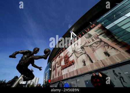 Eine allgemeine Ansicht der Dennis Bergkamp-Statue vor dem Stadion vor dem Premier League-Spiel im Emirates Stadium, London. Bilddatum: Sonntag, 7. November 2021. Stockfoto