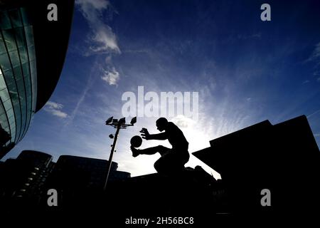 Eine allgemeine Ansicht der Dennis Bergkamp-Statue vor dem Stadion vor dem Premier League-Spiel im Emirates Stadium, London. Bilddatum: Sonntag, 7. November 2021. Stockfoto