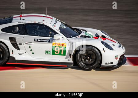 91 Bruni Gianmaria (ita), Lietz Richard (aut), Makowiecki Fred (Fra), Porsche GT Team, Porsche 911 RSR - 19, Aktion während der FIA-Langstrecken-Weltmeisterschaft 2021, FIA WEC, auf dem Bahrain International Circuit, am 7. November 2021 in Sakhir, Bahrain - Foto: Germain Hazard/DPPI/LiveMedia Stockfoto