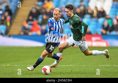 Barry Bannan #10 von Sheffield Wednesday und Ryan Hardie #9 von Plymouth Argyle kämpfen um den Ball Stockfoto