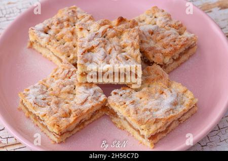 Fünf Apfelkuchen-Scheiben mit abgeröstetes Teig, eine auf den anderen vier, Blick von oben Stockfoto