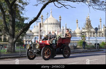 Brighton, Großbritannien. November 2021. Brighton UK 7. November - Autos passieren den Royal Pavilion in Brighton, als sie sich dem Ziel des RM Sotheby's London nähern, um heute den Brighton Veteran Car Run zu besuchen. In diesem Jahr jährt sich zum 125. Mal die längste Motorveranstaltung von BritainÕs : Credit Simon Dack/Alamy Live News Stockfoto