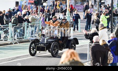 Brighton, Großbritannien. November 2021. Brighton UK 7. November - Autos in der Nähe des Zieles des RM Sotheby's London to Brighton Veteran Car laufen heute . In diesem Jahr jährt sich zum 125. Mal die längste Motorveranstaltung von BritainÕs : Credit Simon Dack/Alamy Live News Stockfoto