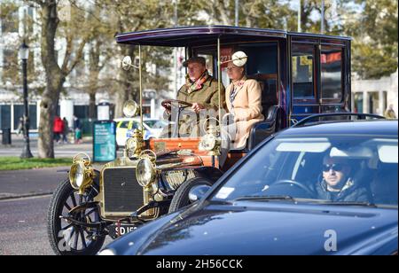 Brighton, Großbritannien. November 2021. Brighton UK 7. November - Fahrzeuge nahe dem Ziel des RM Sotheby's London to Brighton Veteran Car laufen heute . In diesem Jahr jährt sich zum 125. Mal die längste Motorveranstaltung von BritainÕs : Credit Simon Dack/Alamy Live News Stockfoto