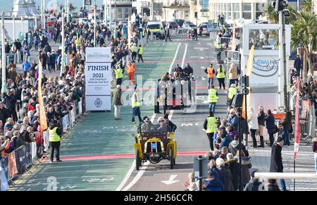 Brighton, Großbritannien. November 2021. Brighton UK 7. November - Fahrzeuge nahe dem Ziel des RM Sotheby's London to Brighton Veteran Car laufen heute . In diesem Jahr jährt sich zum 125. Mal die längste Motorveranstaltung von BritainÕs : Credit Simon Dack/Alamy Live News Stockfoto