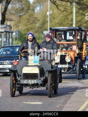 Brighton, Großbritannien. November 2021. Brighton UK 7. November - Fahrzeuge nahe dem Ziel des RM Sotheby's London to Brighton Veteran Car laufen heute . In diesem Jahr jährt sich zum 125. Mal die längste Motorveranstaltung von BritainÕs : Credit Simon Dack/Alamy Live News Stockfoto