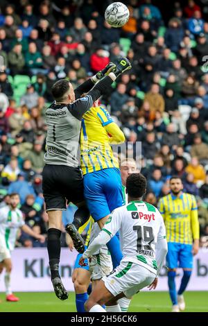 GRONINGEN, NIEDERLANDE - 7. NOVEMBER: Torwart Etienne Vaessen von RKC Waalwijk während des niederländischen Eredivisie-Spiels zwischen dem FC Groningen und dem RKC Waalwijk am 7. November 2021 in Euroborg in Groningen, Niederlande (Foto: Henk Jan Dijks/Orange Picts) Stockfoto