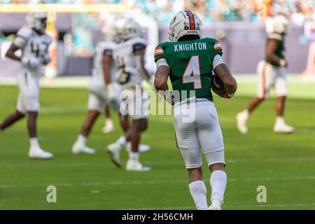 Miami Gardens, USA. November 2021. Miami 4 Jaylan Knighton Running Back Spiel gegen Georgia während des Spiels eines NCAA College Football im Hard Rock Stadium in Miami Gardens, FL am 6. November 2021. (Foto von Yaroslav Sabitov/YES Market Media/Sipa USA) Quelle: SIPA USA/Alamy Live News Stockfoto