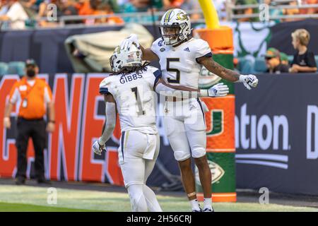 Miami Gardens, USA. November 2021. Georgia 1 Jahnyr Gibbs, 5 Jamal Camp OL Touchdown während des Spiels eines NCAA College Football im Hard Rock Stadium in Miami Gardens, FL am 6. November 2021. (Foto von Yaroslav Sabitov/YES Market Media/Sipa USA) Quelle: SIPA USA/Alamy Live News Stockfoto