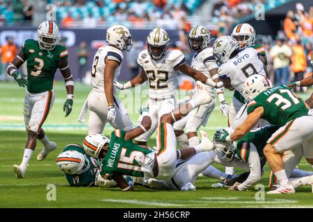 Miami Gardens, USA. November 2021. Miami 15 Avantae Williams Safety, 37 Michael Parrott Fullback spielt gegen Georgia 22 Thaddius Franklin, Jr. läuft am 6. November 2021 während eines NCAA-College-Fußballspiels im Hard Rock Stadium in Miami Gardens, FL, zurück. (Foto von Yaroslav Sabitov/YES Market Media/Sipa USA) Quelle: SIPA USA/Alamy Live News Stockfoto