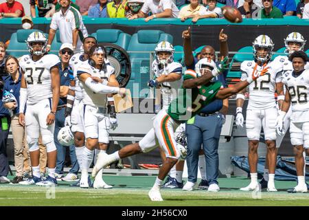 Miami 5 Key'Shawn Smith Wide Receiver spielen am 6. November 2021 gegen die Teamreaktion von Georgia während des Spiels eines NCAA College Football im Hard Rock Stadium in Miami Gardens, FL. (Foto von Yaroslav Sabitov/YES Market Media/Sipa USA) Stockfoto
