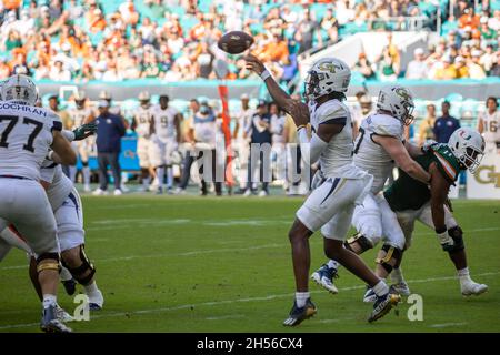 Miami Defence Spiel gegen Georgia 10 Jeff Sims QB während eines NCAA College Football Spiels im Hard Rock Stadium in Miami Gardens, FL am 6. November 2021. (Foto von Yaroslav Sabitov/YES Market Media/Sipa USA) Stockfoto