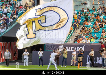 Die Flagge der Georgia Tech wurde am 6. November 2021 während eines NCAA-College-Fußballspiels im Hard Rock Stadium in Miami Gardens, FL, aufgesetzt. (Foto von Yaroslav Sabitov/YES Market Media/Sipa USA) Stockfoto