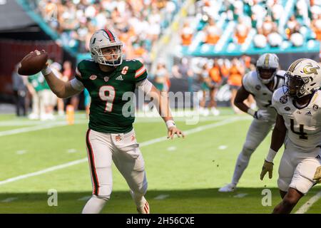 Miami 9 Tyler Van Dyke Quarterback spielen gegen Georgia 40 Trenilyas Tatum LBN während des Spiels eines NCAA College Football im Hard Rock Stadium in Miami Gardens, FL am 6. November 2021. (Foto von Yaroslav Sabitov/YES Market Media/Sipa USA) Stockfoto