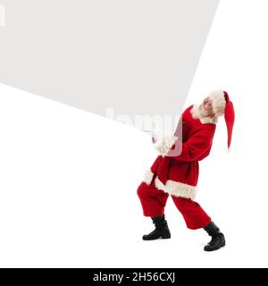 Weihnachtsmann hält großes schweres Banner isoliert auf weißem Hintergrund mit Platz für Text Stockfoto