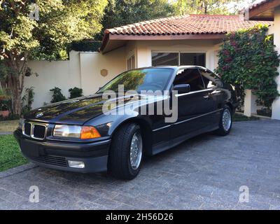 BMW 325i Coupé, schwarz, Seitenansicht, E36, alleine geparkt. Dritte Generation, produziert von 1990 bis 2000. São Paulo - Brasilien - Mai 2014 Stockfoto