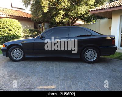 BMW 325i Coupé, schwarz, Seitenansicht, E36, alleine geparkt. Dritte Generation, produziert von 1990 bis 2000. São Paulo - Brasilien - Mai 2014 Stockfoto