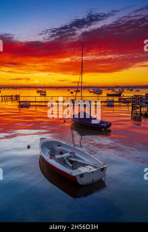 Der Blick von Sandbanks, Poole Harbour, wurde oft als einer der besten Orte in Großbritannien angesehen, um den Sonnenuntergang zu beobachten Stockfoto