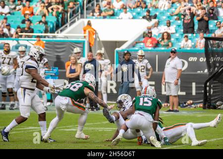 Miami 58 Clay James Long Snapper, 15 Avantae Williams am 6. November 2021 spielt die Sicherheit gegen Georgia während eines NCAA-College-Fußballs im Hard Rock Stadium in Miami Gardens, FL. (Foto von Yaroslav Sabitov/YES Market Media/Sipa USA) Stockfoto