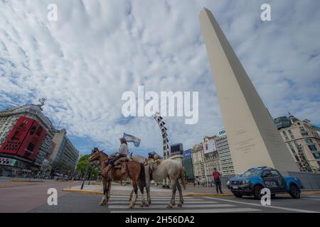 Buenos Aires, Argentinien. November 2021. Marcos Villamil reitet mit seinen drei Pferden Torto, Wayra und Mora am Obelisk vorbei. Rund 8,600 Kilometer hat der 29-Jährige mit seinen drei Pferden auf seiner Reise durch Argentinien zurückgelegt. Nach 14 Monaten im Sattel kehrt er nun nach Buenos Aires zurück. Quelle: Florencia Martin/dpa/Alamy Live News Stockfoto