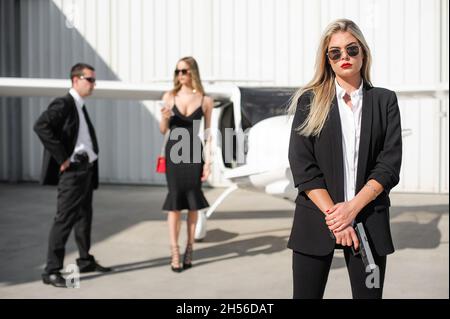 Prominenter Bodyguard und VIP-Person Sicherheit schließen Schutzdienste. Professioneller Polizeiagent, Spezialeinheiten mit Sonnenbrille in zivilem schwarzen Anzug Stockfoto