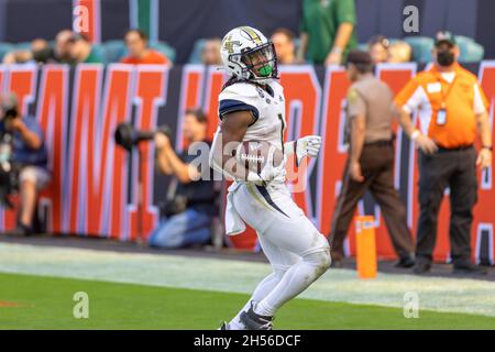 Georgia 1 Jahnyr Gibbs Touchdown während eines NCAA-College-Fußballspiels im Hard Rock Stadium in Miami Gardens, FL am 6. November 2021. (Foto von Yaroslav Sabitov/YES Market Media/Sipa USA) Stockfoto