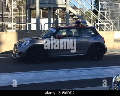 BMW M Power Tour: Mini Cooper, grau mit zwei Helmen auf dem Dach, bei Autodromo José Carlos Pace oder Autodromo de Interlagos. São Paulo , Brasilien. Stockfoto