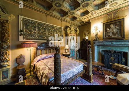 California, USA, 09 Jun 2013: Schönes und luxuriöses Schlafzimmer mit komplizierten Schnitzereien und Designs im Hearst Castle, einem National- und kalifornischen Anwesen Stockfoto