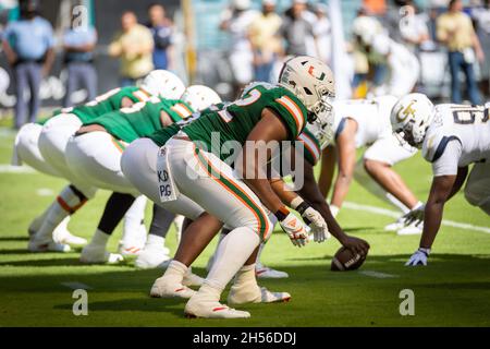 Miami Gardens, USA. November 2021. Miami Offensive Spiel gegen Georgia Verteidigung während eines Spiels eines NCAA College Football im Hard Rock Stadium in Miami Gardens, FL am 6. November 2021. (Foto von Yaroslav Sabitov/YES Market Media/Sipa USA) Quelle: SIPA USA/Alamy Live News Stockfoto