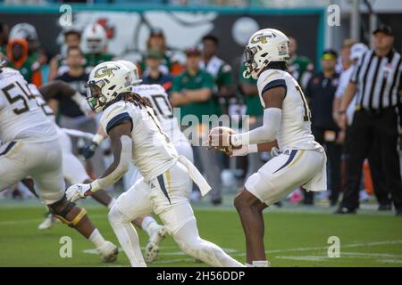 Georgia 10 Jeff Sims QB während eines Fußballspiels eines NCAA College im Hard Rock Stadium in Miami Gardens, FL am 6. November 2021. (Foto von Yaroslav Sabitov/YES Market Media/Sipa USA) Stockfoto