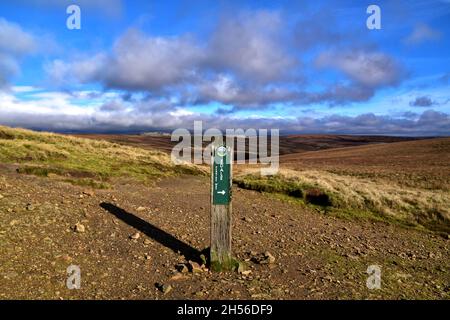 Der Pennine Way Fußweg führt hinauf zu Kinder Scout und Edale. Stockfoto