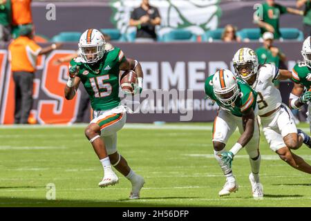 Miami 15 Avantae Williams Safety, 24 Cody Brown Running Back, 32 Nelson Foley Punter spielen am 6. November 2021 im Hard Rock Stadium in Miami Gardens, FL, während eines NCAA-College-Fußballs gegen Georgia. (Foto von Yaroslav Sabitov/YES Market Media/Sipa USA) Stockfoto