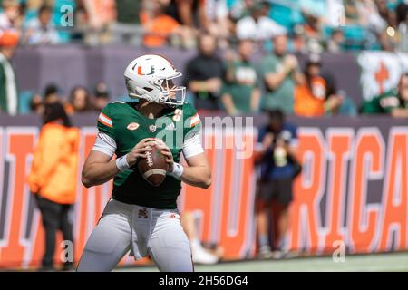 Miami 9 Tyler Van Dyke Quarterback spielt am 6. November 2021 im Hard Rock Stadium in Miami Gardens, FL, während eines NCAA-College-Fußballs gegen Georgia. (Foto von Yaroslav Sabitov/YES Market Media/Sipa USA) Stockfoto